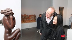 Khách tham quan chăm chú xem một tác phẩm điêu khắc