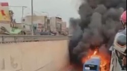 Xe buýt bốc cháy