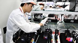 Công nhân tại nhà máy sản xuất điện thoại thông minh Vsmart đang kiểm tra sản phẩm trước khi đóng gói