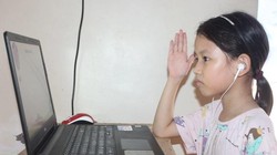 Để tham gia học trực tuyến, học sinh cần được trang bị máy tính hoặc điện thoại có kết nối Internet. Nhưng không phải gia đình nào cũng có khả năng trang bị máy tính cho con em mình
