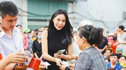 Thủy Tiên là nghệ sĩ kêu gọi được số tiền từ thiện lớn và đã hoạt động rất tích cực trong đợt cứu trợ người dân lũ lụt miền Trung năm 2021