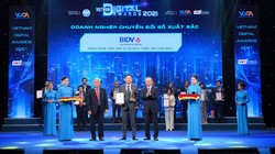 Ông Nguyễn Chiến Thắng - Giám đốc Trung tâm Ngân hàng số BIDV - đại diện BIDV nhận giải thưởng