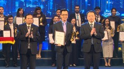 ông Phùng Việt Thắng nhận cúp hạng mục Ứng dụng, giải pháp Thu hẹp khoảng cách số tại Lễ trao giải thưởng Chuyển đổi số Việt Nam