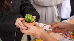 Học sinh THPT có thể đổi giấy vụn, vỏ chai nhựa, pin lấy các vật phẩm có ý nghĩa qua chương trình Green Life nhằm nâng cao ý thức bảo vệ môi trường