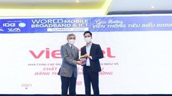 Ông Nguyễn Trọng Tính- Phó Tổng Giám đốc Tổng Công ty Viễn thông Viettel lên nhận giải thưởng "Nhà cung cấp dịch vụ viễn thông tiêu biểu về chất lượng dịch vụ băng thông rộng di động"