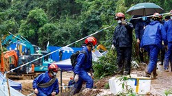 Nhân viên tìm kiếm và cứu hộ tại hiện trường máy bay hãng China Eastern Airlines rơi ở Ngô Châu, Quảng Tây (ảnh Reuters)