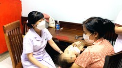 TS.BS Nguyễn Phạm Anh Hoa - Trưởng khoa Gan mật, Bệnh viện Nhi Trung ương - tư vấn cho gia đình bệnh nhi