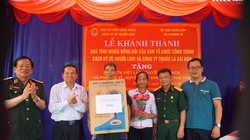 Đại diện Trung tâm Ký ức người kính, Ban liên lạc Hội cựu chiến binh quân tình nguyện Việt Nam tại Lào và chính quyền xã Phượng Vỹ trao nhà tình nghĩa cho ông Nguyễn Kim Thoa