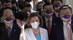 Chủ tịch Hạ viện Hoa Kỳ Nancy Pelosi vẫy tay chào các nhà báo khi bà đến thăm trụ sở Quốc hội Đài Loan hôm 3/8 (ảnh AFP)