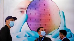 Khách tham quan một gian trưng bày tại hội chợ thương mại công nghệ SEMICON ở Thượng Hải. Trung Quốc cũng đã đầu tư rất nhiều vào ngành công nghiệp bán dẫn của mình, thông qua một quỹ do nhà nước hậu thuẫn (ảnh: Reuters)