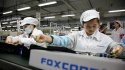 Công nhân tại một dây chuyền lắp ráp của Foxconn