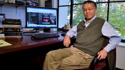 Giáo sư Chen Gang là một trong những nhà nghiên cứu đằng sau việc khám phá ra thứ có thể là vật liệu chip tốt nhất (ảnh: MIT)
