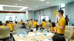 Chuyên gia FPT Digital thảo luận về chuyển đổi số với ban lãnh đạo và các trưởng phòng của Cát Tường Group