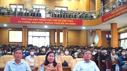 Ban giám hiệu và các sinh viên trường Đại học Sao Đỏ (Hải Dương)