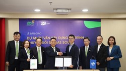 Ông Nguyễn Ngọc Luận - Tổng Giám đốc Gas South, Ông Lê Hùng Cường - Phó Tổng Giám đốc FPT Digital cùng các thành viên của Dự án ký kết chuyển giao Lộ trình Chuyển đổi số Gas South