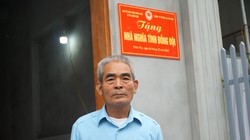 Cựu chiến binh Đỗ Thế Mạnh đứng trước cửa ngôi nhà nghĩa tình đồng đội mà ông được trao tặng