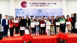 Các học sinh đạt giải thưởng "Nâng cánh ước mơ xanh" lần thứ nhất