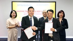 Đại diện Viện Chiến lược Chuyển đổi số và Trường Đào tạo, Bồi dưỡng cán bộ quản lý TT&TT ký hợp tác 