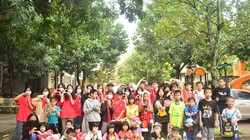 BTC dự án Scribbles cùng các em nhỏ tại Trung tâm bảo trợ Xã hội III chụp ảnh lưu niệm 