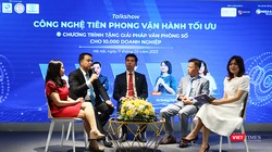 Các diễn giả tham gia buổi tọa đàm và sự kiện công bố chương trình tặng giải pháp văn phòng số cho 10.000 doanh nghiệp 