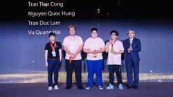 Ông Nguyễn Minh Hồng - Chủ tịch Hội Truyền thông số Việt Nam và các thành viên đội tuyển Việt Nam tham dự cuộc thi Huawei ICT Competition 2022-2023