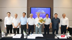 Thứ trưởng Bộ Thông tin và Truyền thông Nguyễn Huy Dũng tặng hoa cho Hội đồng cố vấn VDCA