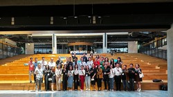 Nhân viên VNG chụp ảnh lưu niệm với đoàn công tác SVDCA