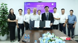 Ông Hoàng Đình Chung - Giám đốc Trung tâm Bản quyền số và ông Phạm Quốc Cường - Phó Tổng giám đốc Công ty Đầu tư và Phát triển Giáo dục Việt Nam ký thỏa thuận hợp tác