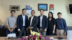 Đại diện VDCA và Tập đoàn Crestron chụp ảnh lưu niệm 