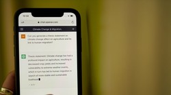 Một chatbot nội bộ của Apple, được một số người gọi là “Apple GPT”, có những điểm tương đồng với ChatGPT của OpenAI trong ảnh trên (ảnh: Bloomberg) 