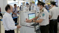 Hành khách sử dụng tài khoản VNeID trên điện thoại để làm thủ tục lên máy bay