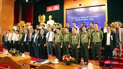 Bộ trưởng Bộ Công an Tô Lâm và Bộ trưởng Bộ Thông tin và Truyền thông Nguyễn Mạnh Hùng chụp ảnh lưu niệm với đại diện các đơn vị tham gia Hiệp hội An ninh mạng quốc gia