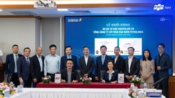 Bà Nguyễn Thị Hương Giang - TGĐ PJICO và ông Trần Huy Bảo Giang -TGĐ FPT Digital - ký kết khởi động dự án Tư vấn thực hiện chuyển đổi số