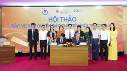 TS. Nguyễn Minh Hồng - Chủ tịch VDCA (bên phải) và ông Trần Trọng Dũng - Phó Chủ tịch Hội Nhà báo Việt Nam (bên trái) đại diện hai tổ chức ký biên bản 