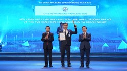 Đại diện UBND tỉnh Lạng Sơn nhận Giải thưởng Chuyển đổi số Việt Nam 2023