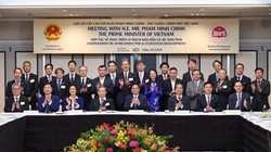 Thủ tướng Phạm Minh Chính và đoàn công tác chụp ảnh với đại diện các doanh nghiệp bán dẫn Nhật Bản (ảnh: báo Chính phủ) 