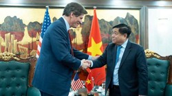 Thứ trưởng Ngoại giao Hoa Kỳ Jose Fernandez gặp Bộ trưởng Bộ Kế hoạch và Đầu tư Việt Nam Nguyễn Chí Dũng (ảnh: Đại sứ quán Hoa Kỳ tại Hà Nội)