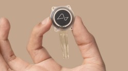 Thiết bị cấy ghép não của Neuralink (Ảnh:Bloomberg)