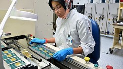 Công nhân kiểm thử chip tại nhà máy của Intel ở Malaysia 