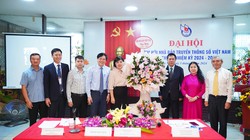 Bà Đỗ Thị Thu Hằng (ở giữa) thay mặt Hội Nhà báo Việt Nam tặng hoa lưu niệm cho Chi hội Nhà báo Truyền thông số