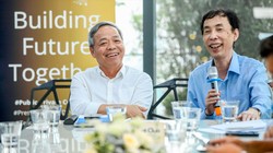 Chủ tịch CMC Nguyễn Trung Chính (bên trái) và chuyên gia kinh tế Võ Trí Thành