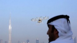 Một người đàn ông đang nhìn chiếc taxi bay tại Dubai (Reuter)