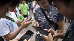 Những người trưởng thành được trải nghiệm lại cảm giác tiếp xúc và sở hữu thông qua chiếc điện thoại của mình (Ảnh Getty)