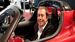 Tỷ phú Elon Musk trong chiếc xe Tesla Roadster màu Cherry của mình (Ảnh Reuters)