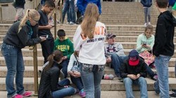 Giới trẻ đang ngày càng sống mà không thể thiếu smartphone (Ảnh ibTimes)