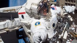 Hình ảnh bà Peggy Whitson bước đi trong vũ trụ năm 2008 (Ảnh NASA)