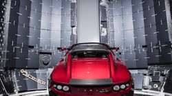Chiếc Tesla Roadster màu đỏ của Elon Musk trong khoang sợi cacbon của tên lửa Falcon Heavy (Ảnh Instagram)