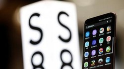 Chiếc điện thoại tầm trung Galaxy A8 giá rẻ hơn S8 nhưng vẫn có nhiều tính năng cao cấp (ảnh Reuters)