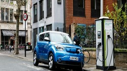 Chiếc xe Go Ultra Low Kia Soul EV đang sạc điện trên đường phố London (Ảnh Getty Images)