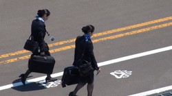 Tiếp viên hàng không là người nắm chắc các thủ thuật để bạn có một chuyến bay tuyệt vời (Ảnh Business Insider)